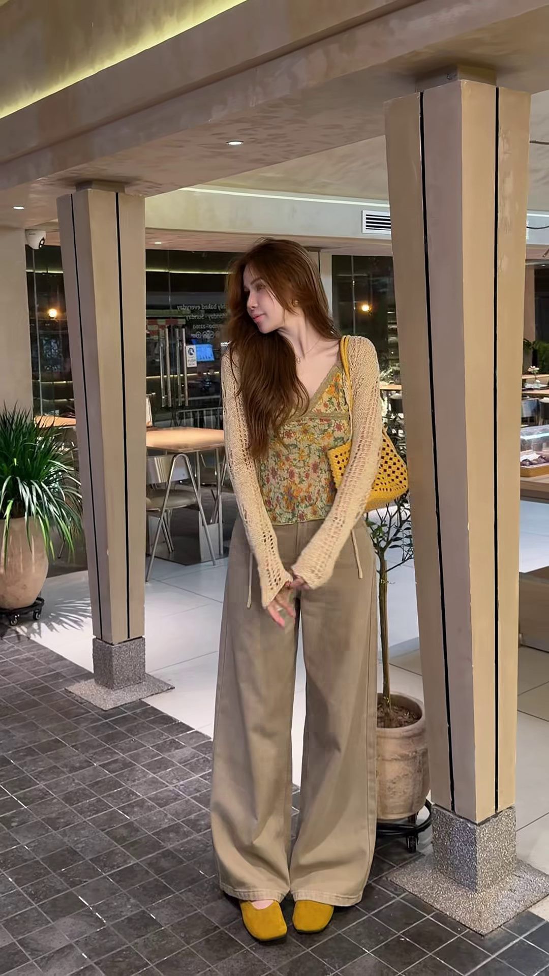 Set áo khoác len móc lỗ phối áo 2 dây voan hoa mặc thực tế, nhìn thẳng