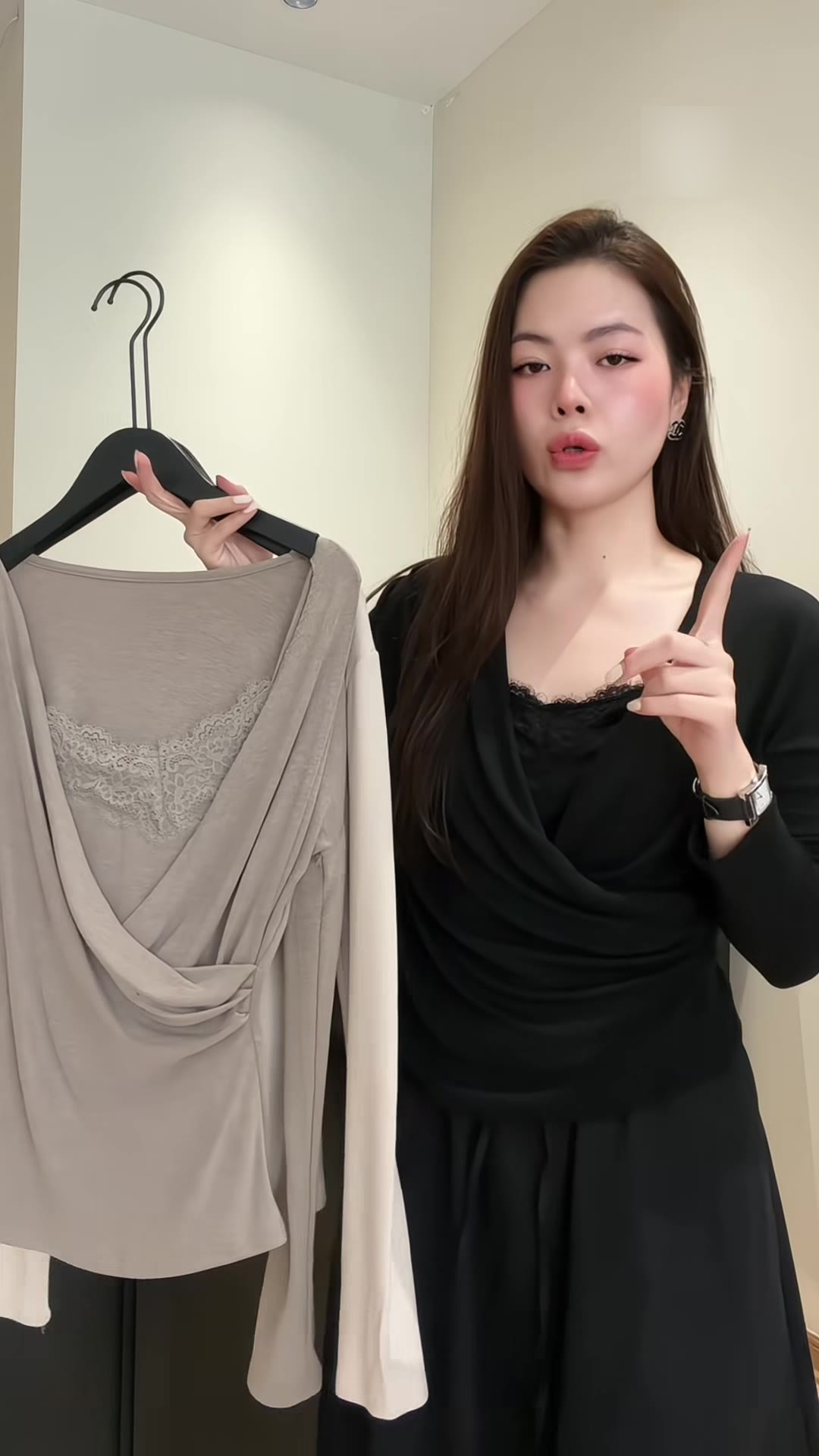 Áo thun nhũ cổ vắt chéo màu Đen và Be mặc thực tế