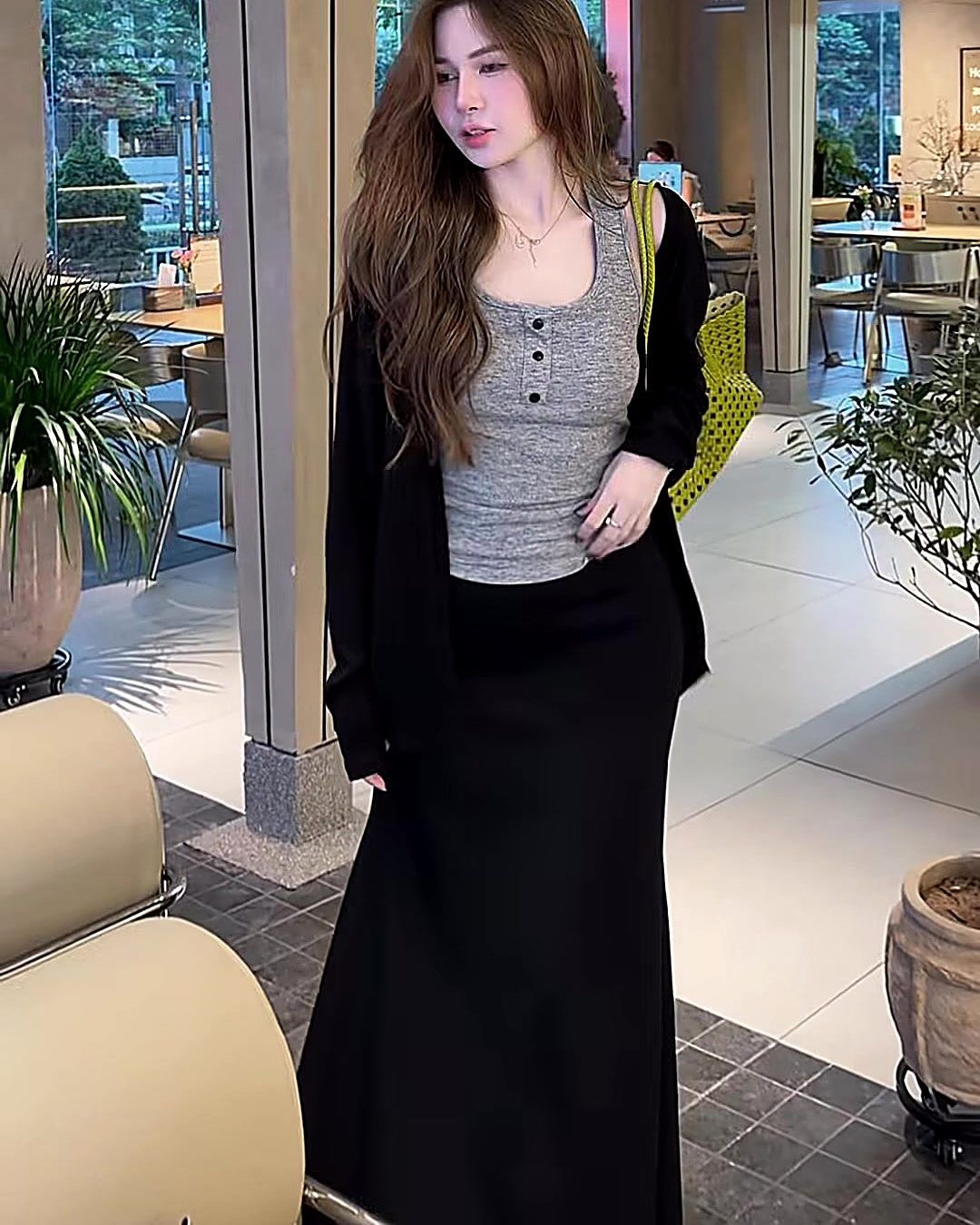 Áo tank cotton 4 chiều cúc bấm màu xám mặc thực tế